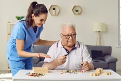 Doença de Alzheimer: estudo clínico para tratar os sintomas psicóticos